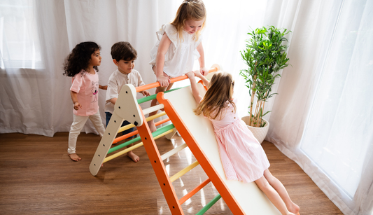 Kids playing with the pikler triangle 