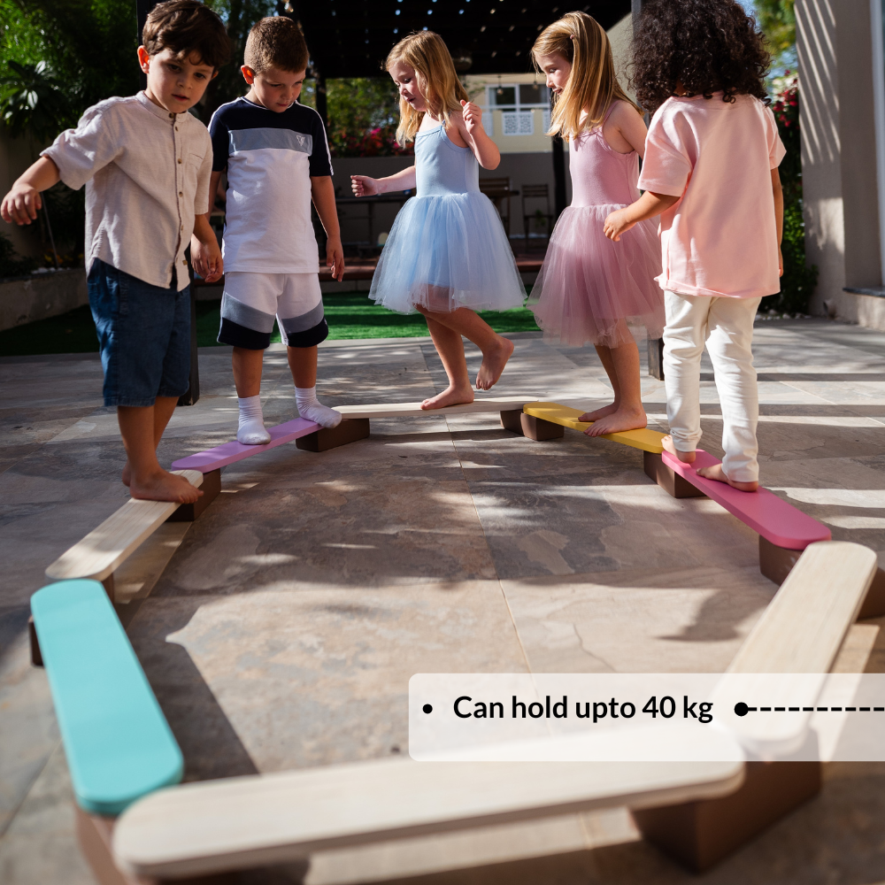 Children playing on Ariro wooden balancing beam demonstrating sturdy construction supporting up to 40 kg weight.